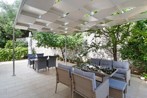 Outdoor dining - Studio Apartment 'Panorama 2' with Sea View, Wi-Fi and Air Conditioning (Lefkada)