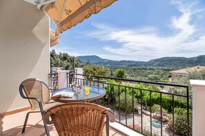 Outdoor dining - Studio Apartment 'Panorama 2' with Sea View, Wi-Fi and Air Conditioning (Lefkada)