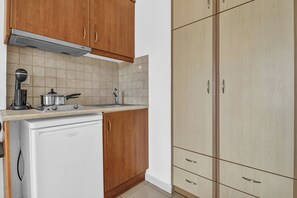 Kühlschrank, Herdplatte, Wasserkocher, Kochgeschirr/Geschirr/Besteck