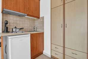 Fridge, stovetop, electric kettle, cookware/dishes/utensils