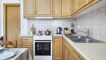 Jääkaappi, uuni, liesi, kahvin-/teenkeitin