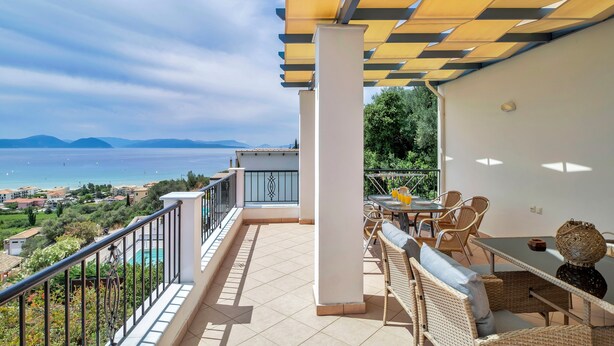 A balcony with a view of the sea, outdoor furniture, and a pergola. - Apartment 'Panorama 2' with Sea View, Wi-Fi and Air Conditioning (Lefkada)