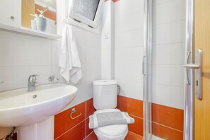 Dusj, hårføner og håndklær