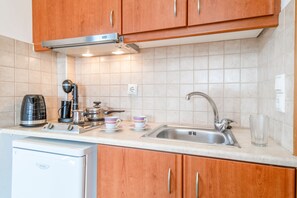 Kjøleskap, kokeplater, vannkoker og kjøkkenutstyr