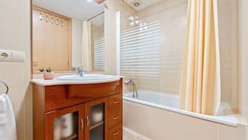 Douche, articles de toilette (gratuits), séchoir à cheveux