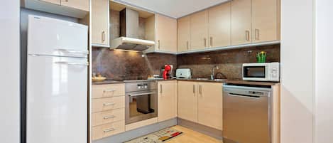 Fridge, microwave, stovetop, dishwasher