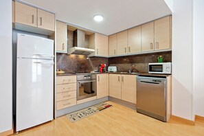 Kühlschrank, Mikrowelle, Herdplatte, Geschirrspüler