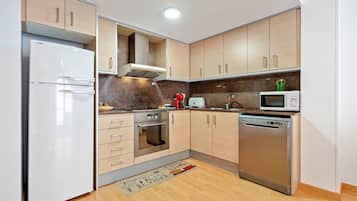 Réfrigérateur, micro-ondes, plaque de cuisson, lave-vaisselle