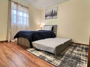 2 bedrooms, desk, iron/ironing board, WiFi - Beautiful 2BR Apartment. Black-out Curtains (Peoria)