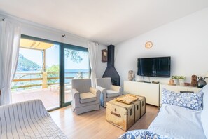 Fireplace - Holiday Home 'Villa Banyalbufar' in front of the beach with stunning sea view (Banyalbufar)