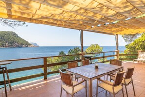 Outdoor dining - Holiday Home 'Villa Banyalbufar' in front of the beach with stunning sea view (Banyalbufar)