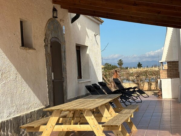 تناول الطعام بالخارج