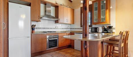 ثلاجة، ميكروويف، فرن، موقد طهي مسطح