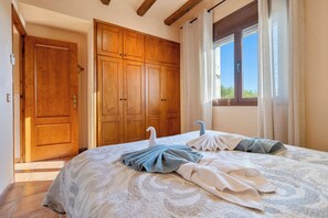 4 slaapkamers, een strijkplank/strijkijzer, gratis wifi, beddengoed