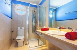 Een douche, een haardroger, handdoeken