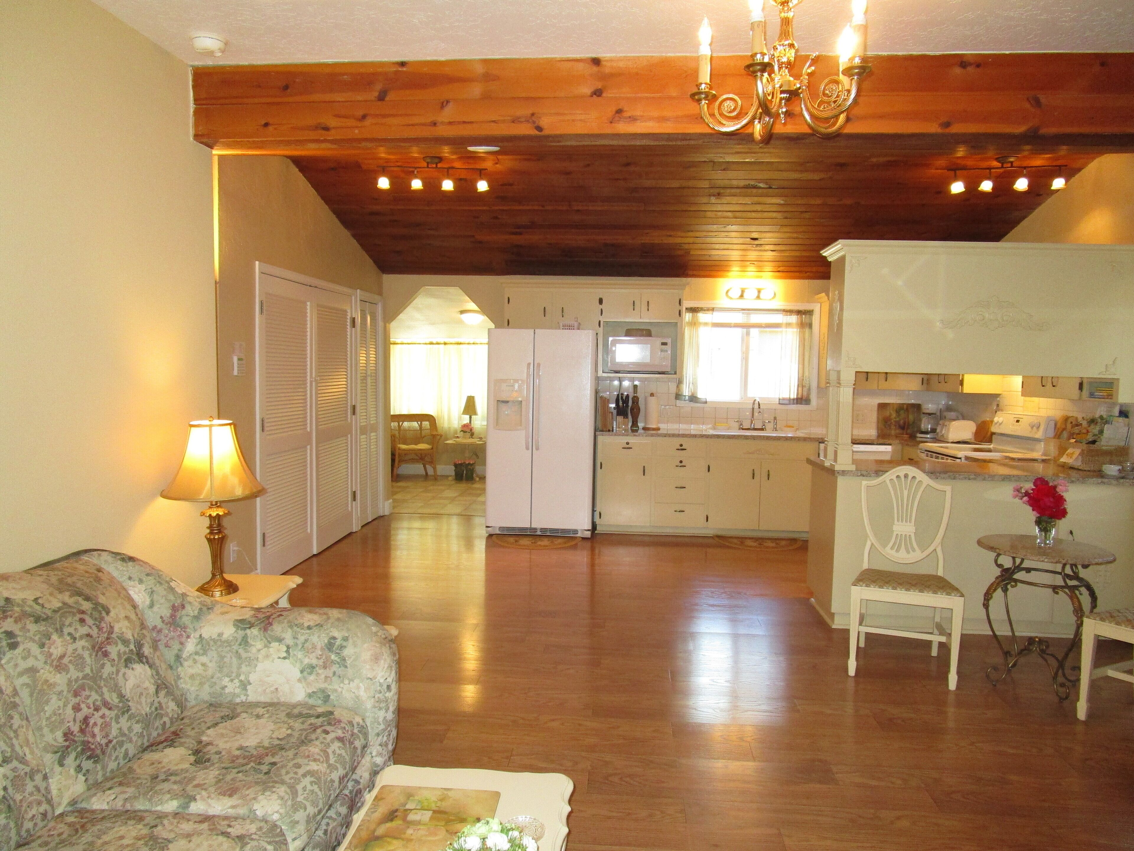 Elegant & Spacious Home, 5 Bed/3 Bath, Sleeps 14, 15 Minutes to U of O