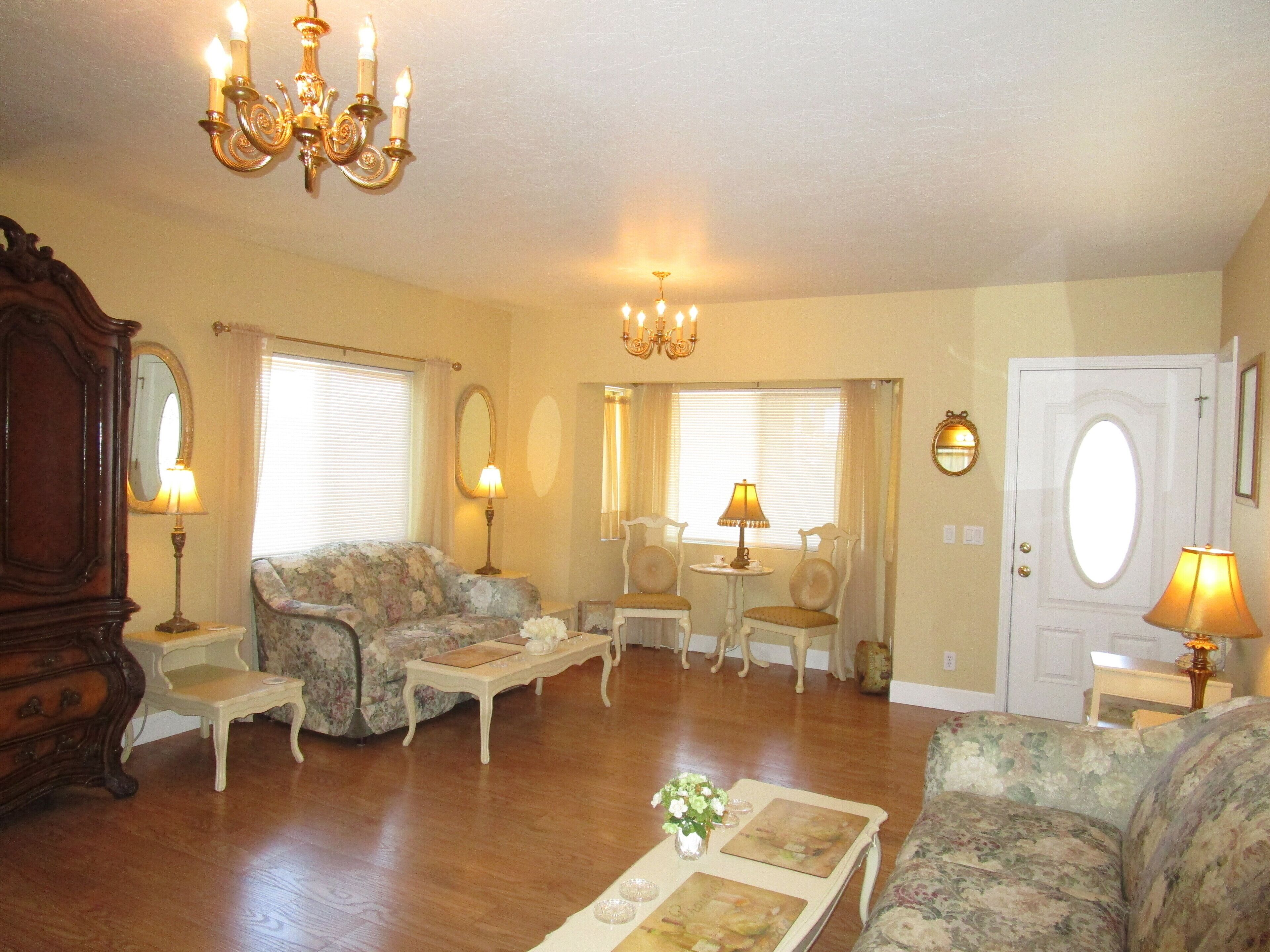 Elegant & Spacious Home, 5 Bed/3 Bath, Sleeps 14, 15 Minutes to U of O.