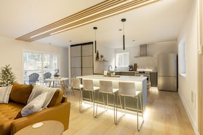 Smart TV y chimenea 