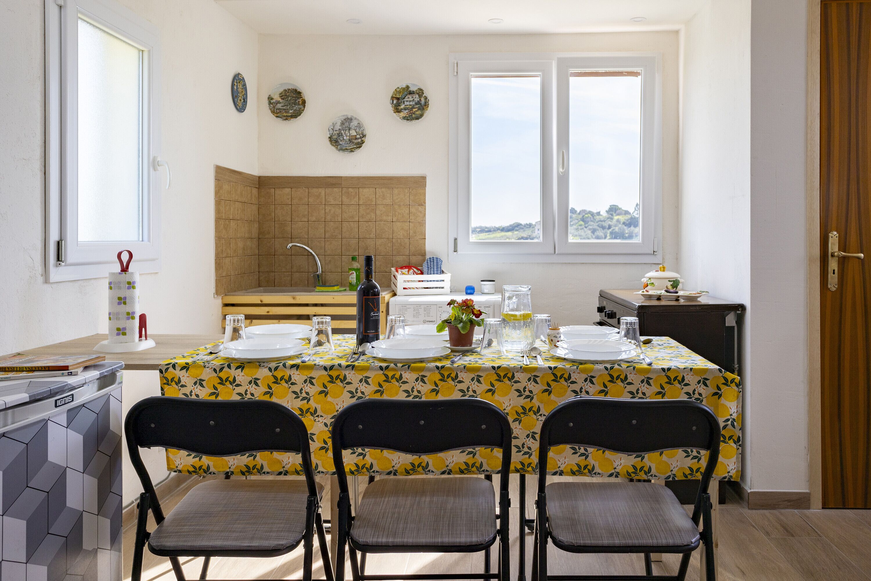 Kühlschrank, Ofen, Herdplatte, Wasserkocher mit Kaffee-/Teezubehör