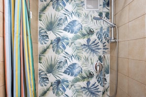 Shower, hair dryer, towels - Vacation Home "La Mansarda Sul Verde" with 2 Private Terraces & Wi-Fi (Sciacca AG)