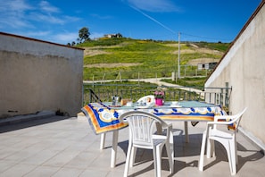 Outdoor dining - Vacation Home "La Mansarda Sul Verde" with 2 Private Terraces & Wi-Fi (Sciacca AG)
