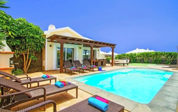 Pool - Vacation Villa 'Mar' with Private Pool, Wi-Fi and Air Conditioning (Playa Blanca)
