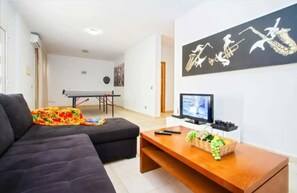 Una televisión, una mesa de tenis de mesa
