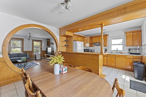  Cozy & Spacious 3Br home in Malden/ with free parking and windows AC