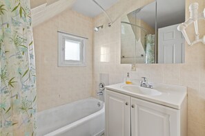 Haartrockner, Handtücher, Seife, Toilettenpapier