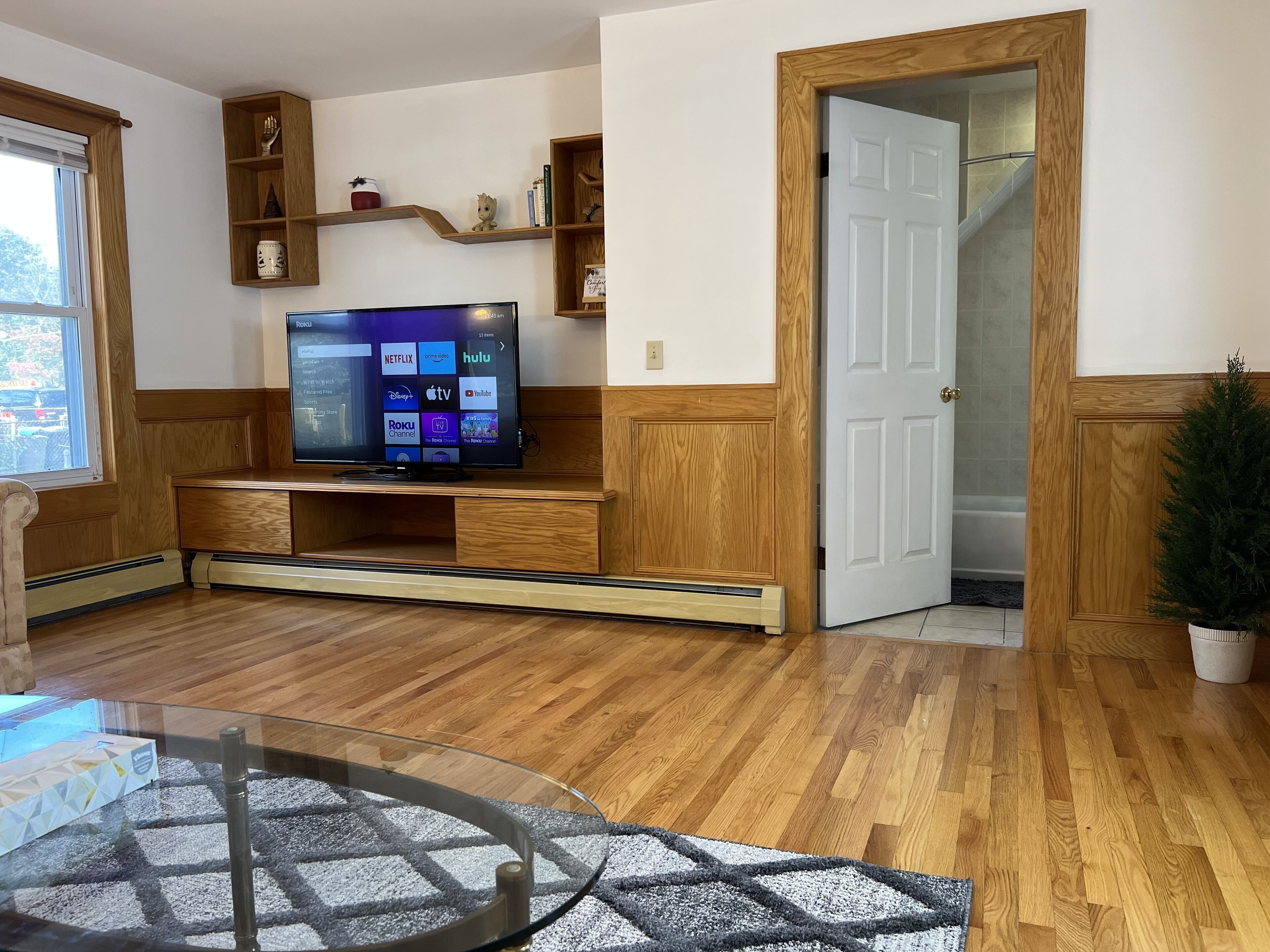  Cozy & Spacious 3Br home in Malden/ with free parking and windows AC
