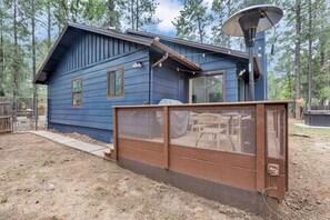 Outdoor dining - Rainbow Lake Retreat w/Hot Tub & Sauna (Lakeside)
