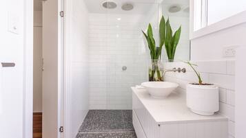 Douche, serviettes fournies