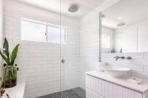 Shower, towels - Causeway's Pinnacle! (Yeppoon)