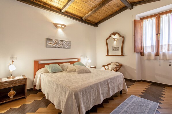 2 bedrooms, free WiFi, bed sheets - Holiday Home 'Irene' with Mountain View, Private Terrace and Air Conditioning (Giuncana SS)