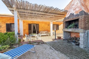 Outdoor dining - Holiday Home 'Irene' with Mountain View, Private Terrace and Air Conditioning (Giuncana SS)