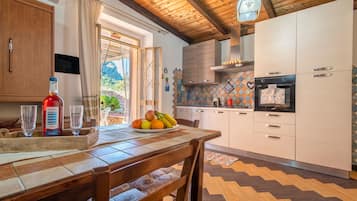 Kühlschrank, Ofen, Herdplatte, Wasserkocher mit Kaffee-/Teezubehör