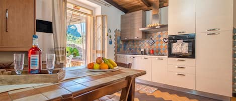 Fridge, oven, stovetop, coffee/tea maker