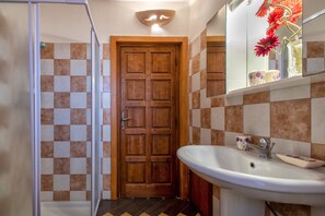 Douche, sèche-cheveux, serviettes fournies