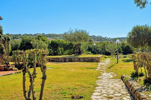 Property grounds - Holiday Home 'Residenza La Perla' with Air Conditioning (San Teodoro)