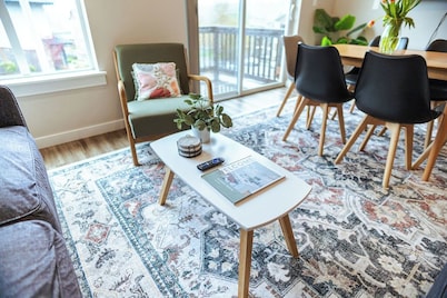 Modern + Bright South Salem Townhouse with King Bed + Game Room