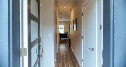 Modern + Bright South Salem Townhouse with King Bed + Game Room