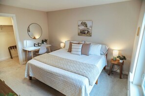 3 Schlafzimmer, Schreibtisch, Bügeleisen/Bügelbrett, Reisekinderbett