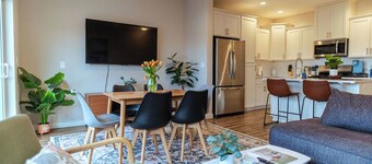 Modern + Bright South Salem Townhouse with King Bed + Game Room