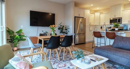 Modern + Bright South Salem Townhouse with King Bed + Game Room