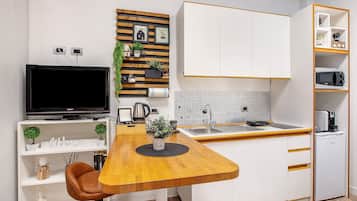 KĂŒhlschrank, Mikrowelle, Herdplatte, Wasserkocher mit Kaffee-/Teezubehör