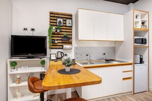 Refrigerador, microondas, placa de cocina, cafetera/tetera