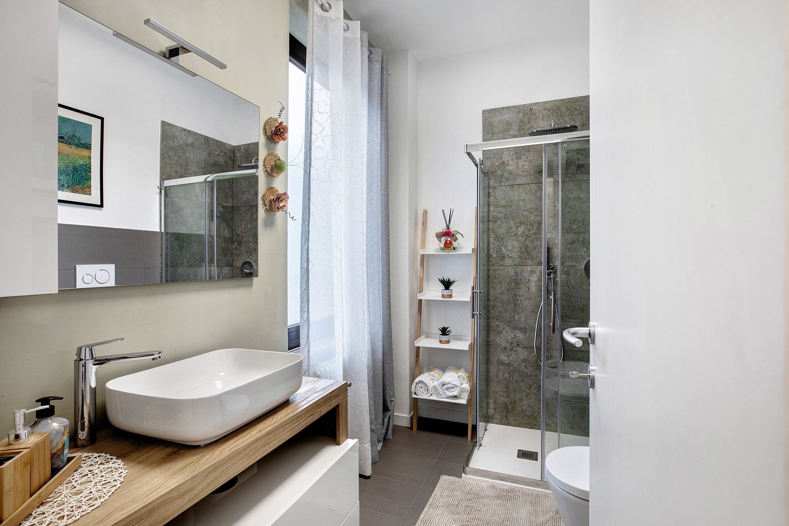 Douche, sèche-cheveux, serviettes fournies