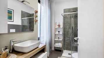 Douche, sĂšche-cheveux, serviettes fournies