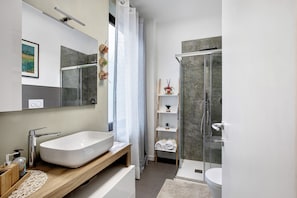 Shower, hair dryer, towels - Studio Apartment "Little House Aosta" with Wi-Fi (Aosta)