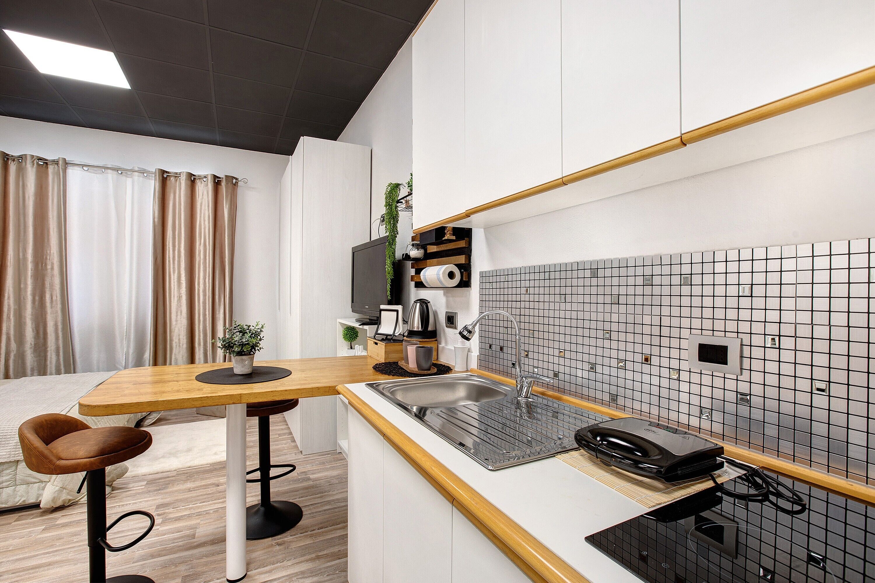 Kühlschrank, Mikrowelle, Herdplatte, Wasserkocher mit Kaffee-/Teezubehör